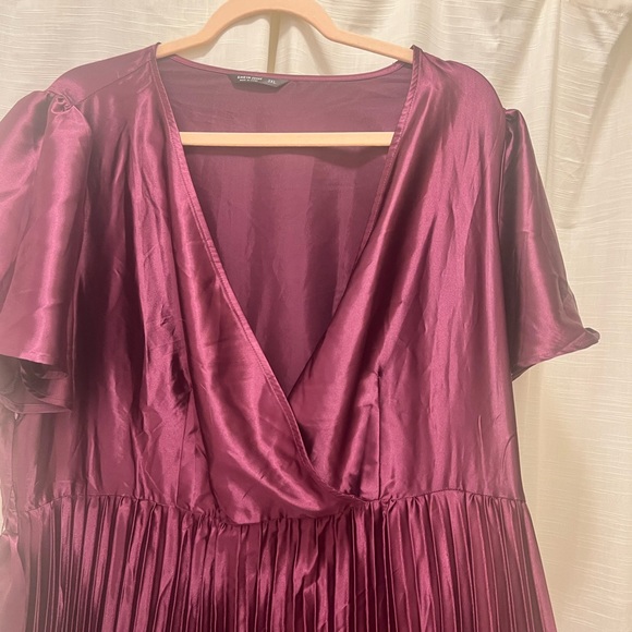 Beautiful satin burgundy purple dress - Picture 3 of 5